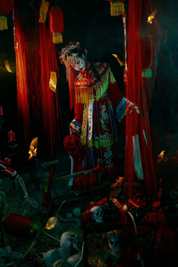 Gái xinh cosplay con ma phong cách huyền bí