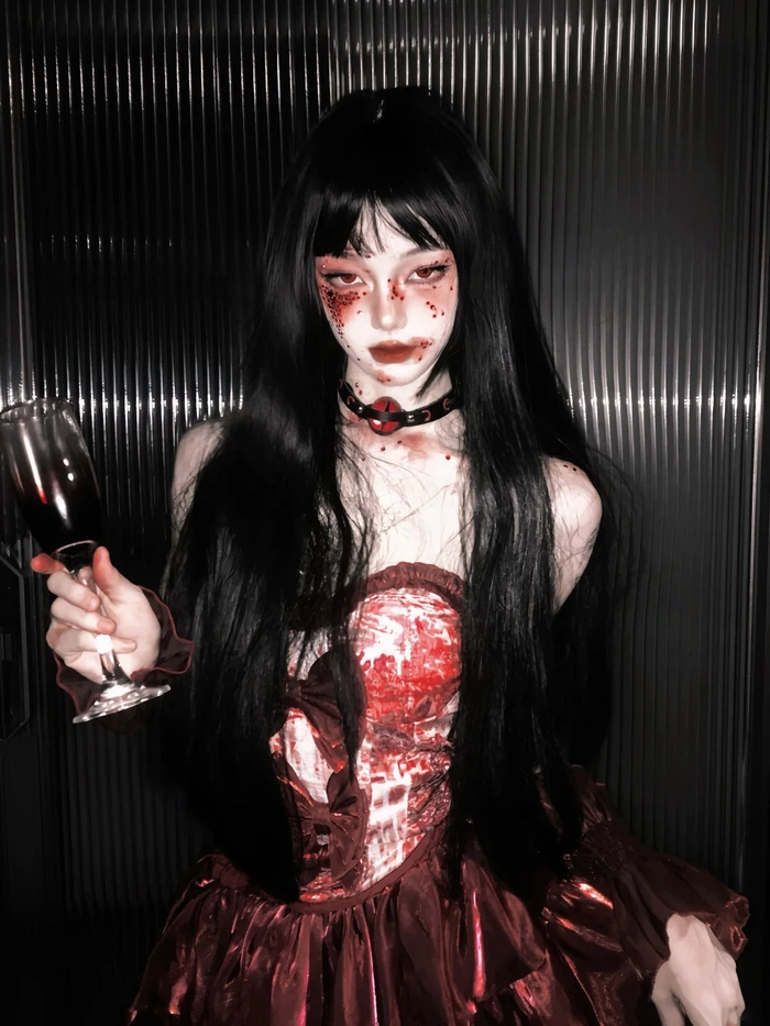Gái xinh cosplay con ma tạo dáng đáng sợ