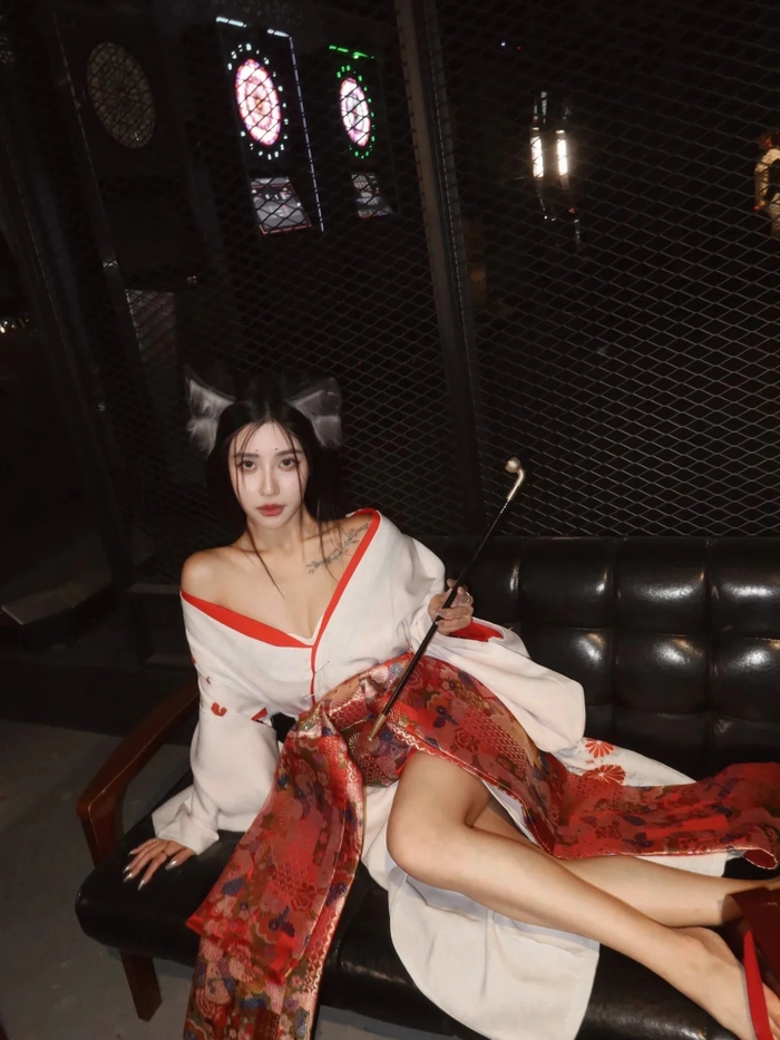 Gái xinh cosplay hồ ly 9 đuôi bốc lửa