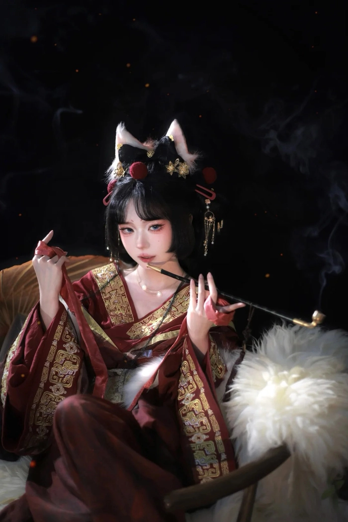 Gái xinh cosplay hồ ly ánh sáng mờ ảo