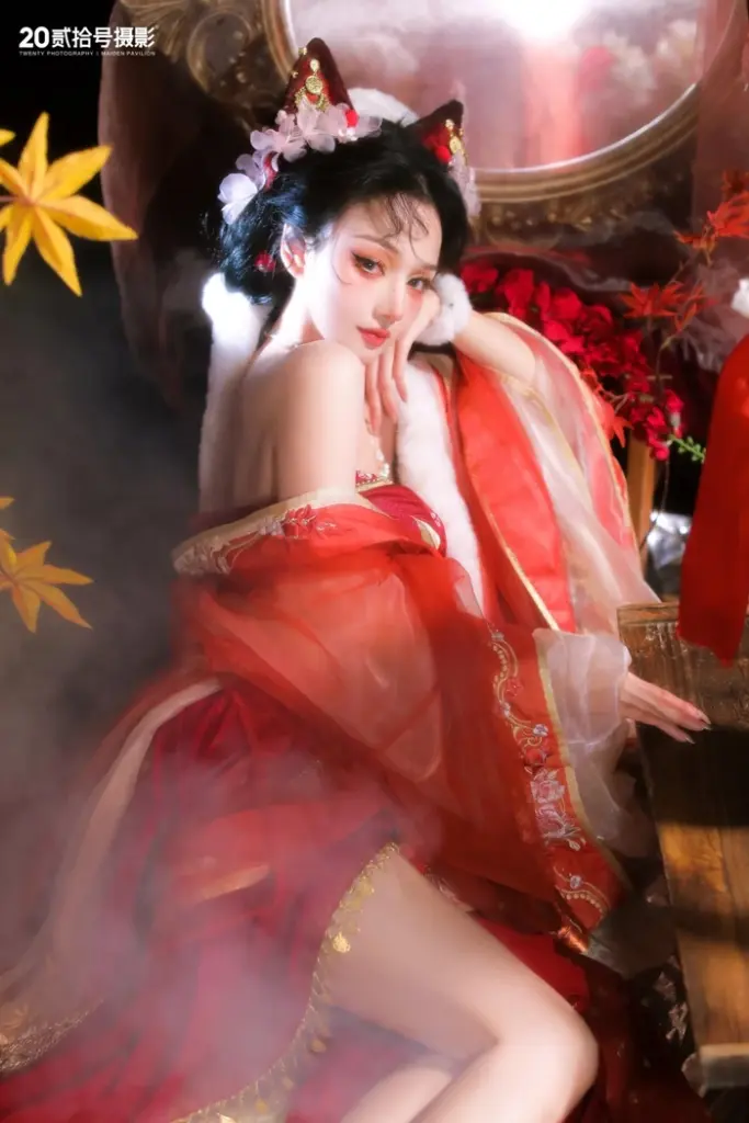 Gái xinh cosplay hồ ly váy đỏ