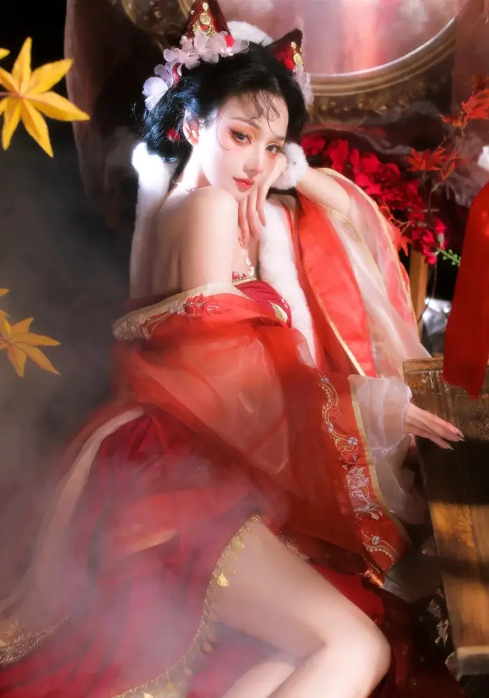 Gái xinh cosplay hồ ly váy đỏ