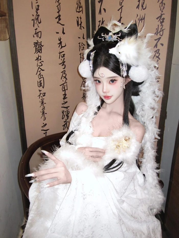 Gái xinh cosplay hồ ly váy trắng