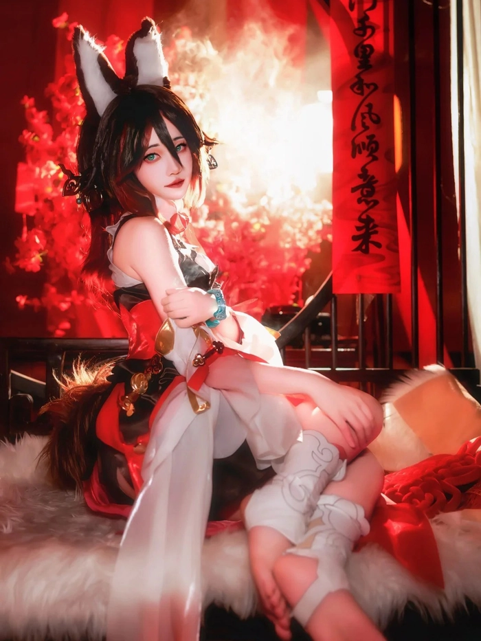 Gái xinh cosplay hồ ly với đuôi lông mềm