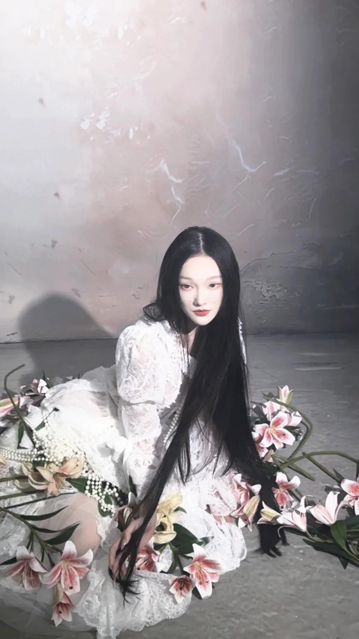 Gái xinh cosplay ma áo trắng đầy u ám