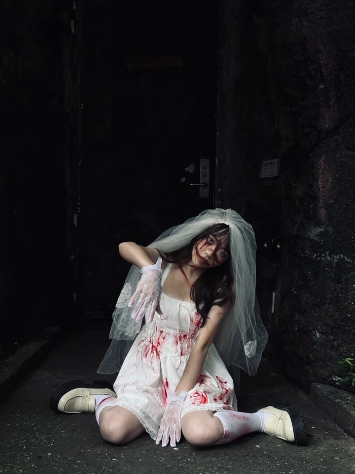 Gái xinh cosplay ma áo trắng như hồn ma