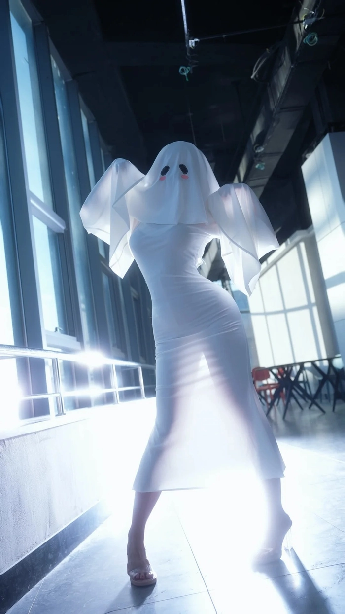 Gái xinh cosplay ma áo trắng sexy