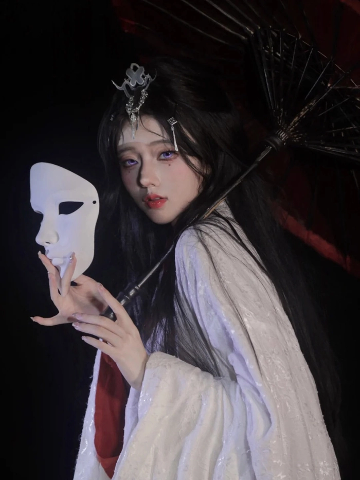 Gái xinh cosplay ma nữ cầm mặt nạ