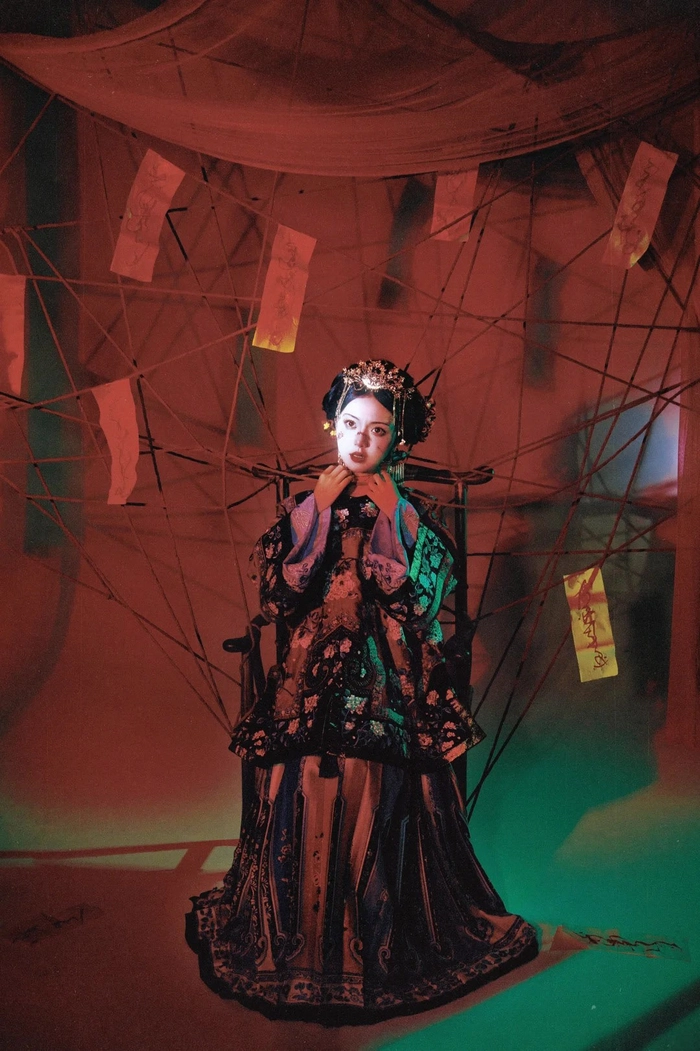 Gái xinh cosplay ma nữ đứng giữa hành lang