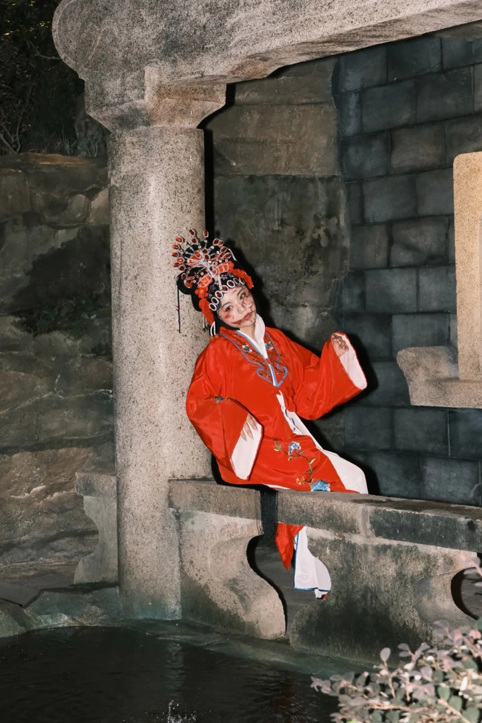 Gái xinh cosplay ma nữ giữa ánh trăng mờ