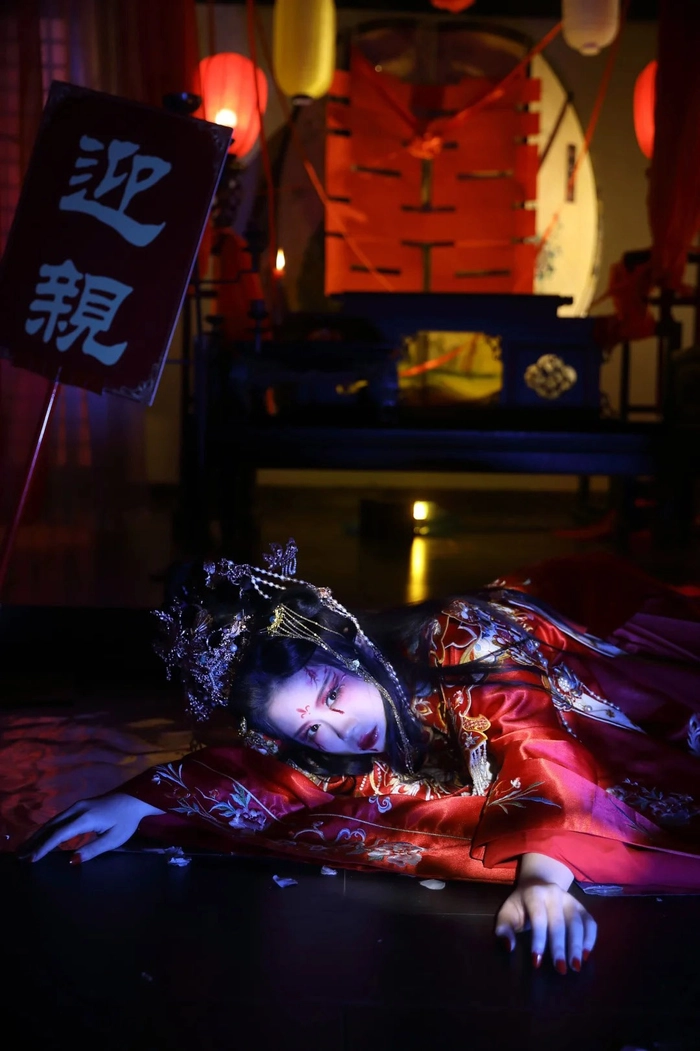 Gái xinh cosplay ma nữ giữa khói mờ ảo