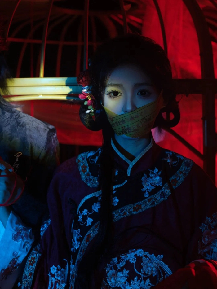 Gái xinh cosplay ma nữ với ánh mắt lạnh lẽo