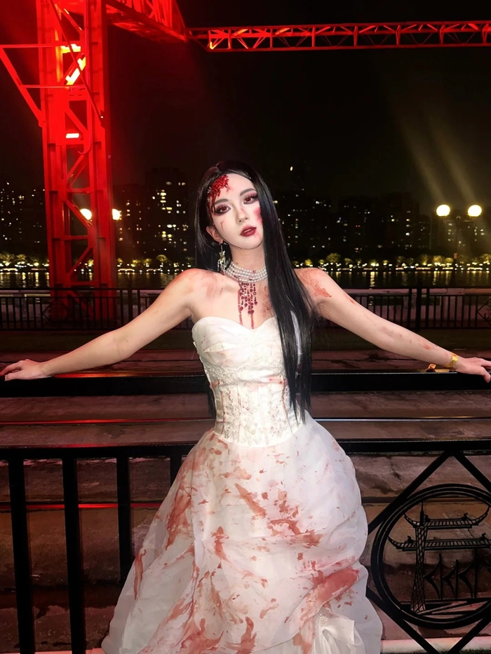Gái xinh cosplay ma nữ với váy dài trắng