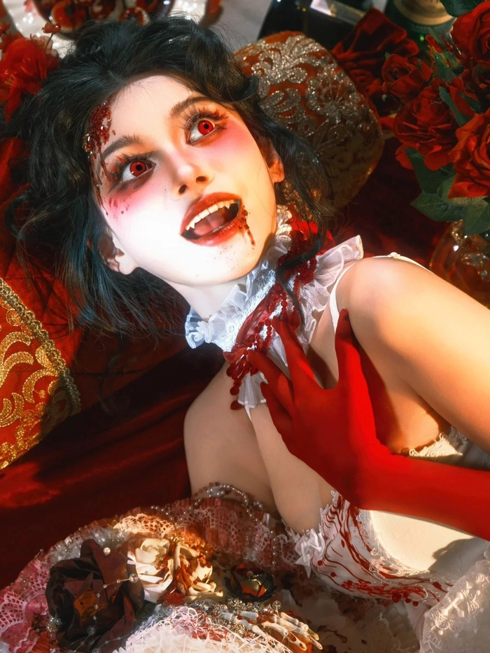 Gái xinh cosplay ma tạo dáng rùng rợn