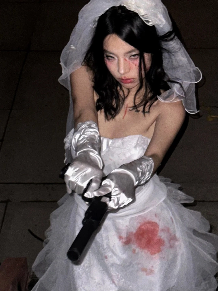 Gái xinh cosplay ma với ánh nhìn băng giá