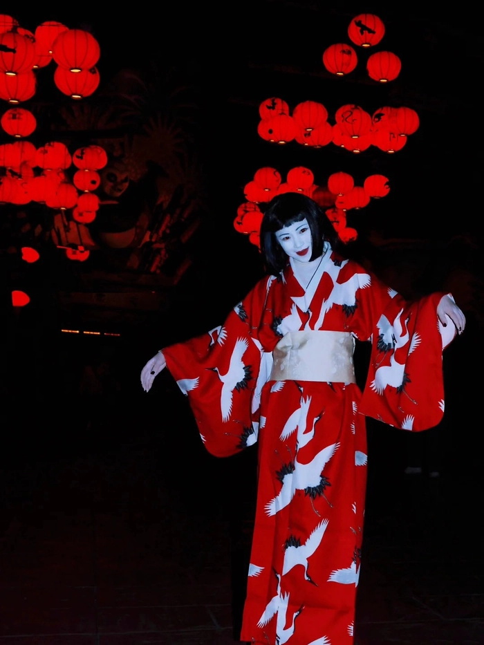 Gái xinh cosplay ma với tạo hình lạnh gáy