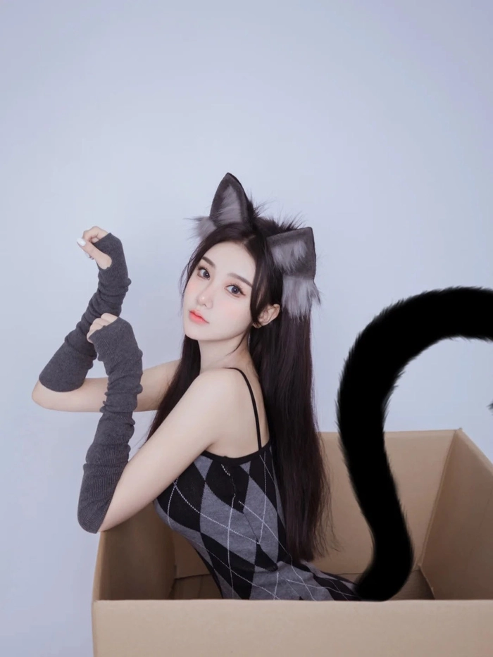 Gái xinh cosplay mèo đen đuôi dài