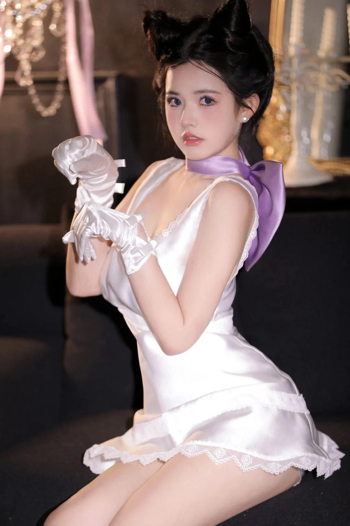 Gái xinh cosplay mèo đen giữa ánh đèn mờ