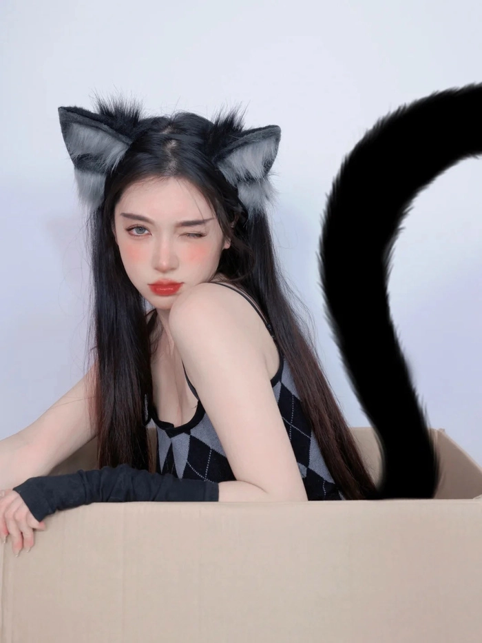 Gái xinh cosplay mèo đen với ánh mắt sắc lạnh