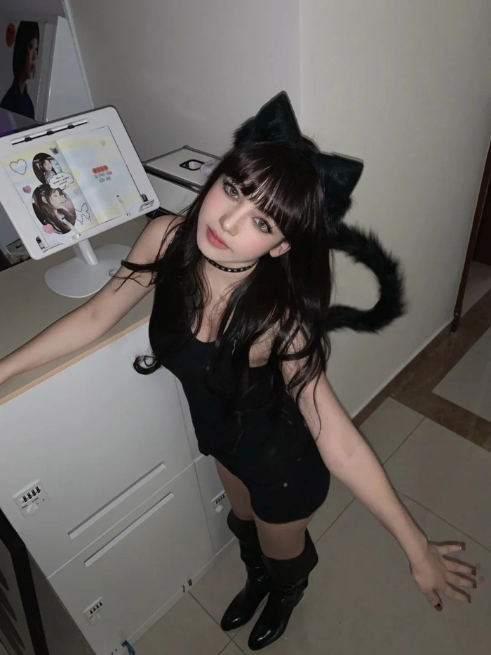 Gái xinh cosplay mèo đen với đuôi dài