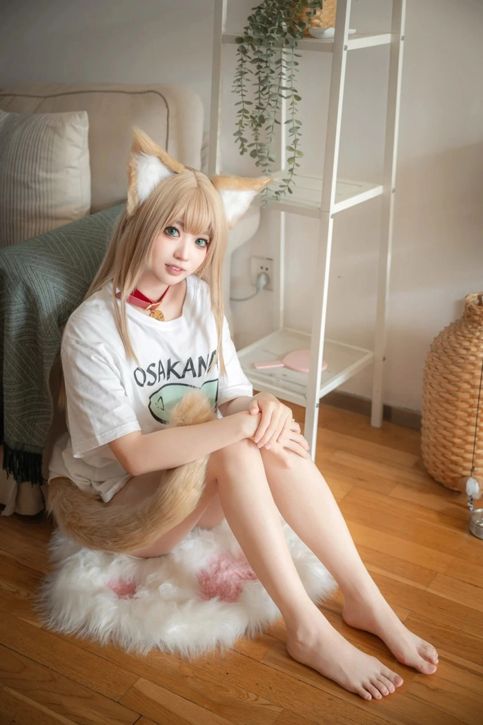 Gái xinh cosplay mèo ngồi trên thảm lông