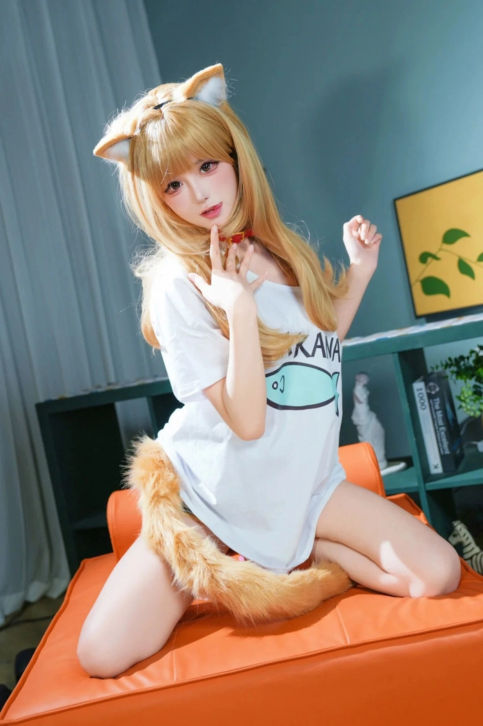 Gái xinh cosplay mèo với tai và đuôi giả