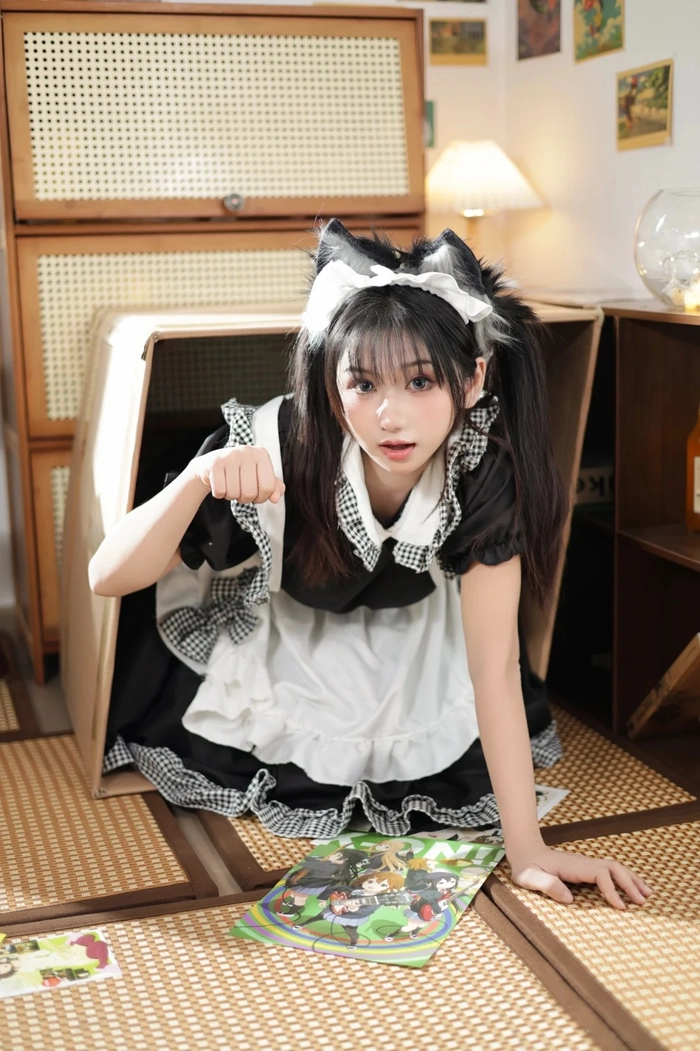 Gái xinh cosplay mèo với váy ngắn