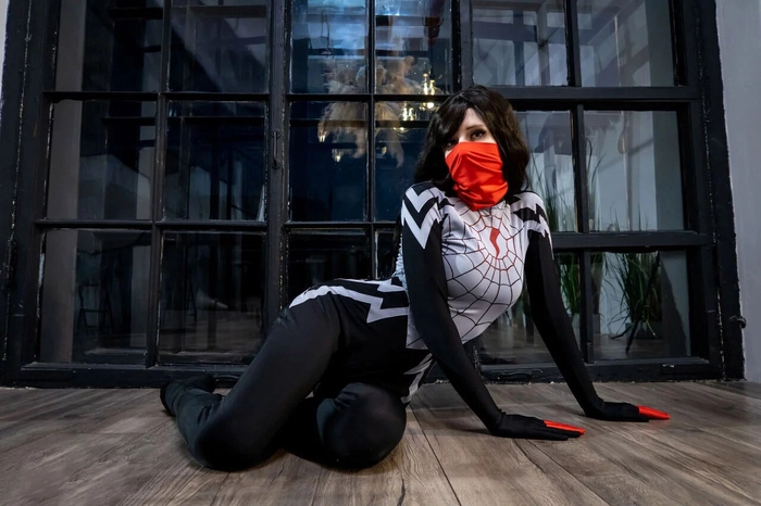 Gái xinh cosplay người Nhện đen cá tính