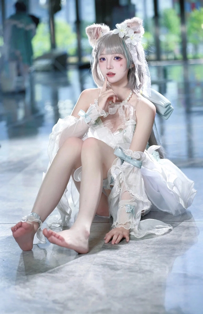 Gái xinh cosplay nhân vật Genshin Impact áo hở vai