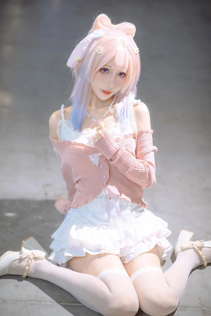 Gái xinh cosplay nhân vật Genshin Impact dáng nuột