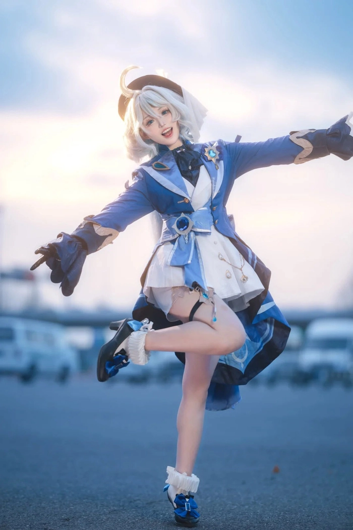 Gái xinh cosplay nhân vật Genshin Impact tóc ngắn