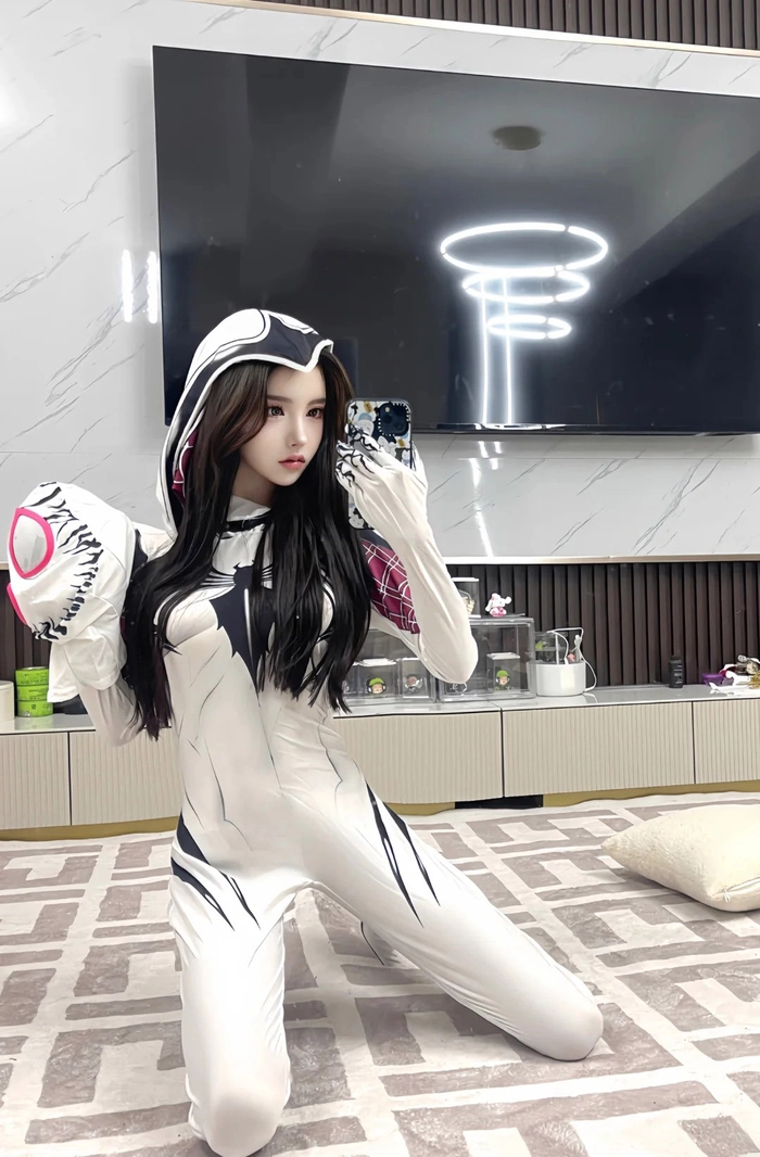 Gái xinh cosplay siêu nhân với mặt nạ