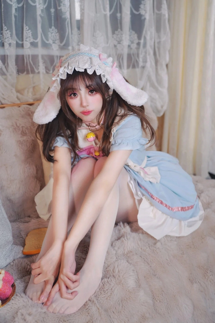 Gái xinh cosplay thỏ hồng tóc ngắn dễ thương