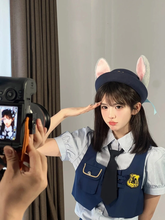Gái xinh cosplay thỏ tai ngắn tạo dáng tinh nghịch
