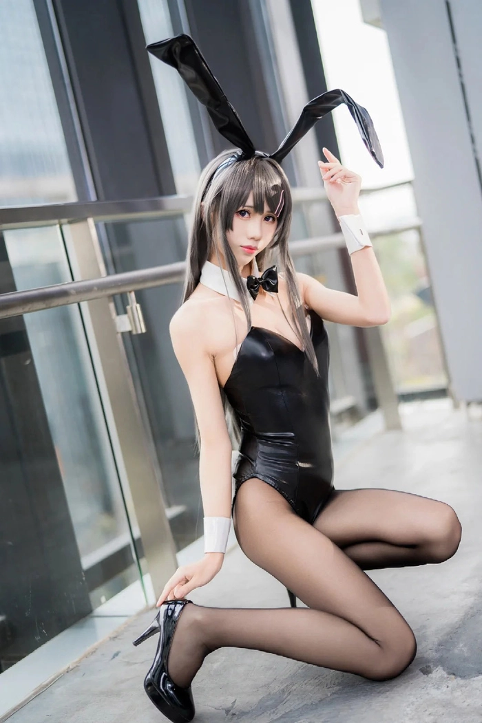 Gái xinh cosplay thỏ tạo dáng bên cửa sổ