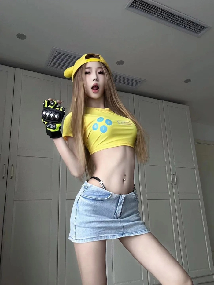 Gái xinh da trắng chụp selfie
