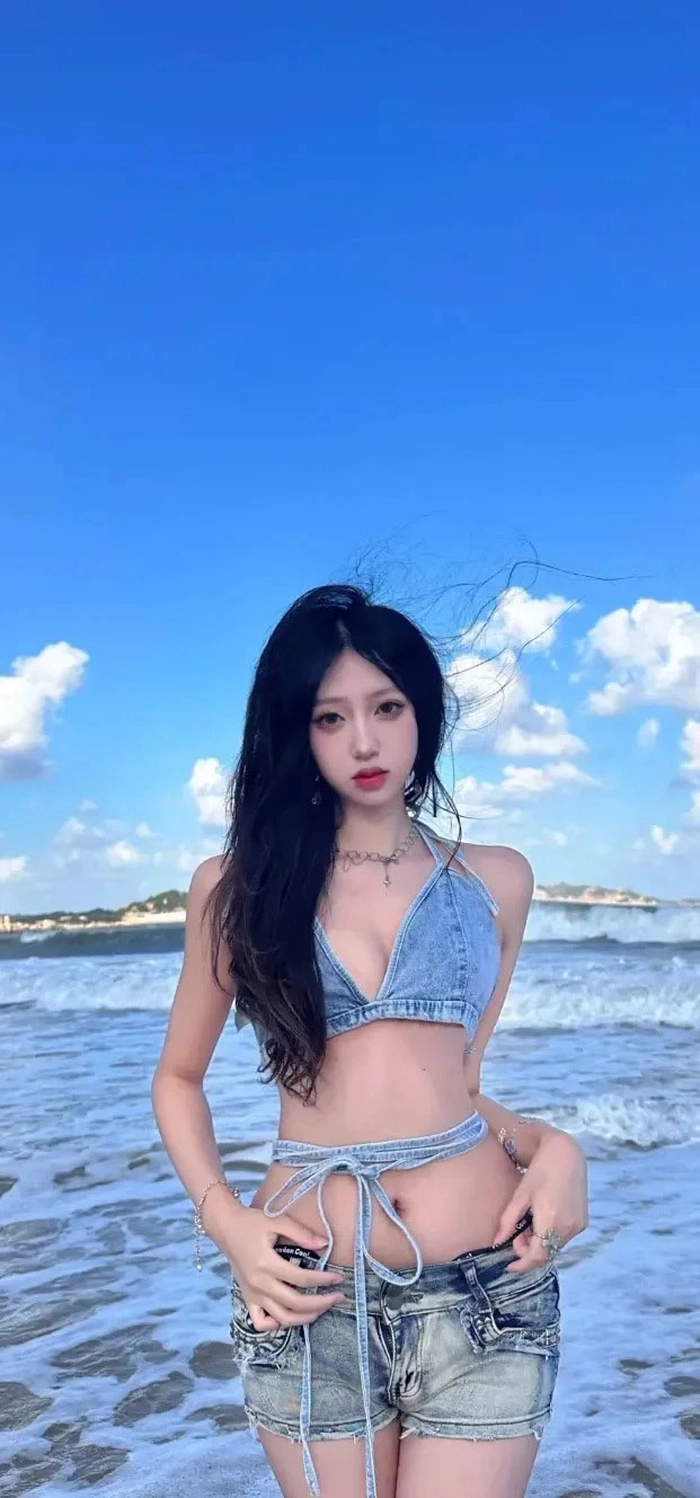 Gái xinh da trắng đi biển