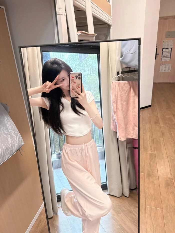Gái xinh đại học khoe chân dài