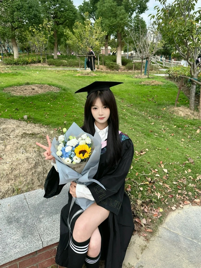 Gái xinh đại học ngồi ghế đá