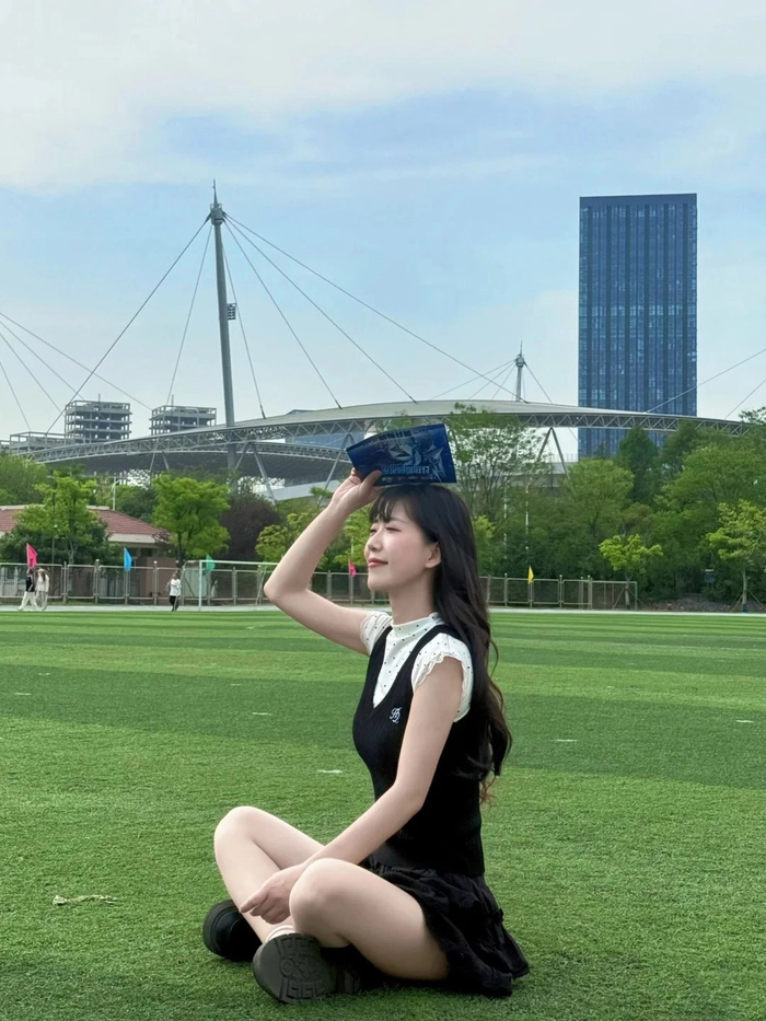 Gái xinh đại học ở sân thể thao