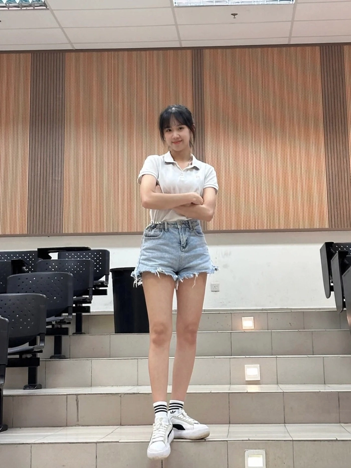 Gái xinh đại học pose dáng đẹp