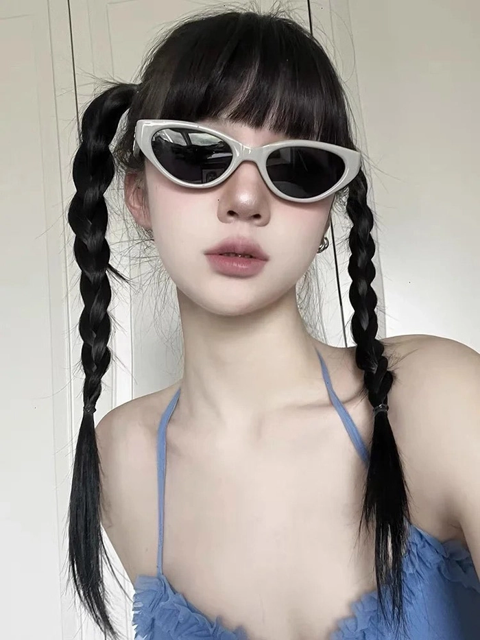 Gái xinh đeo kính bikini