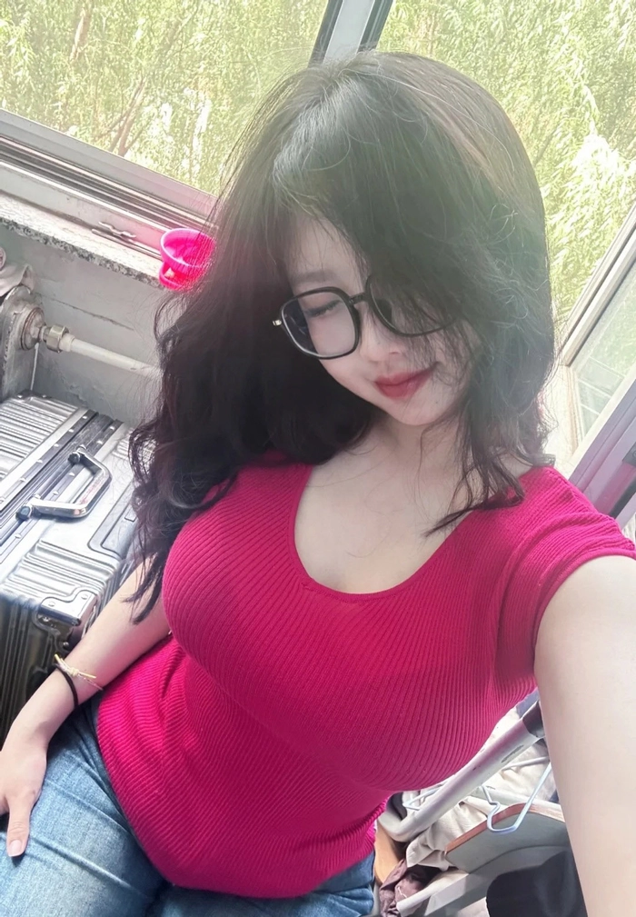 Gái xinh đeo kính che mặt