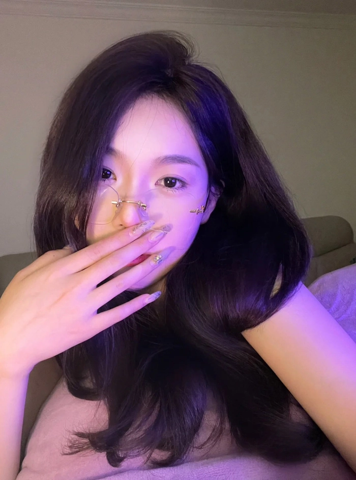 Gái xinh đeo kính chụp trong gương