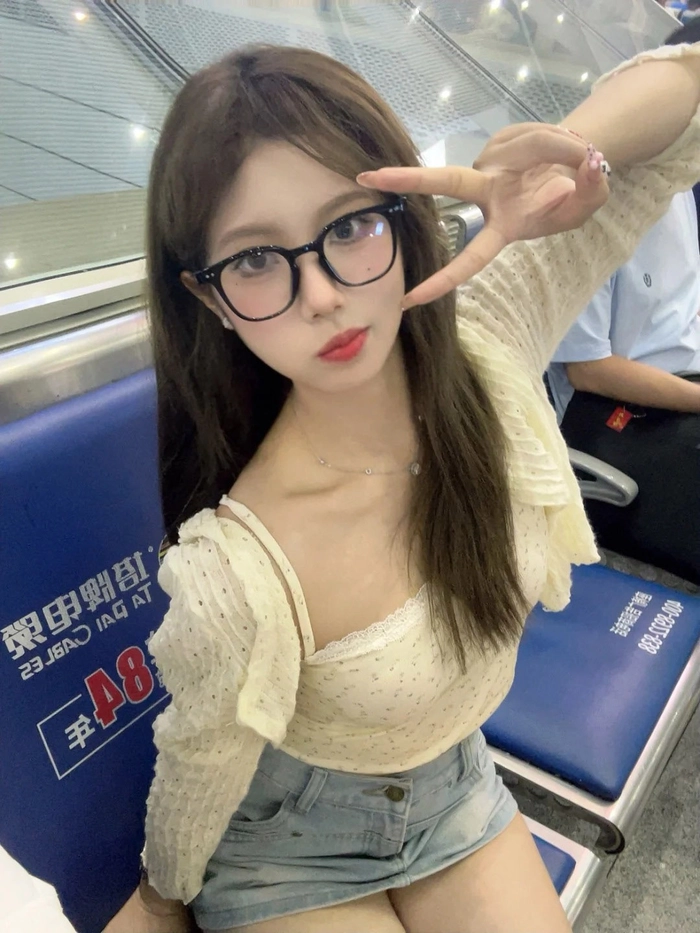 Gái xinh đeo kính cute