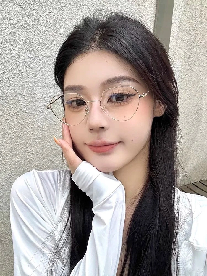 Gái xinh đeo kính học sinh