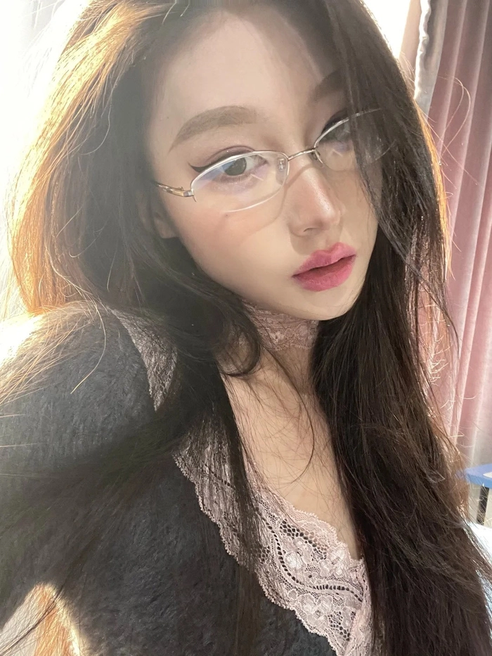 Gái xinh đeo kính ngồi trong lớp