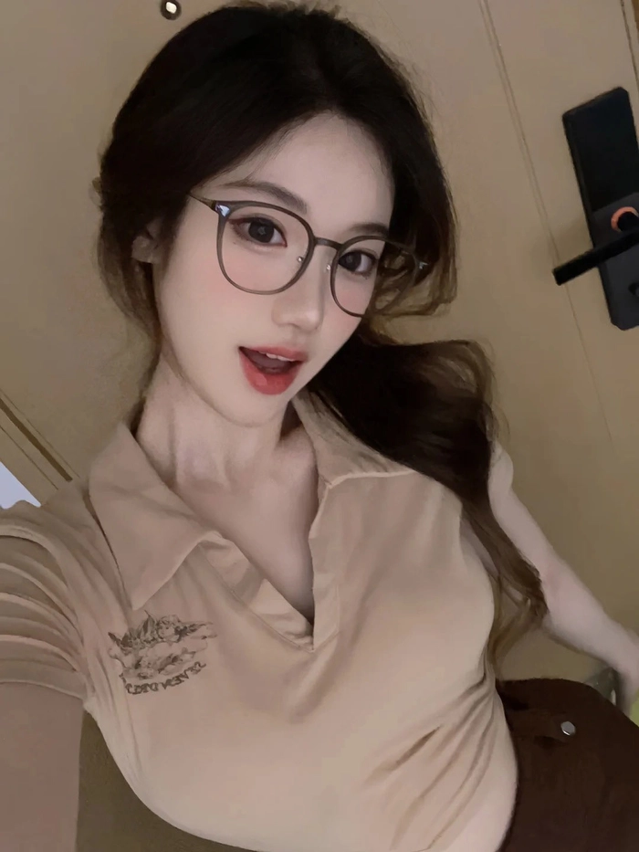 Gái xinh đeo kính siêu dễ thương