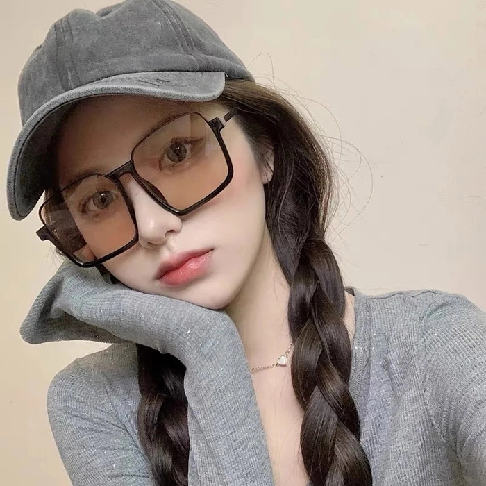 Gái xinh đeo kính trắng trẻo