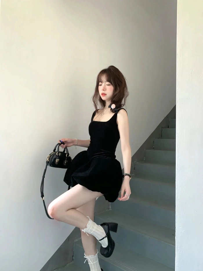 Gái xinh đẹp mặc váy đen